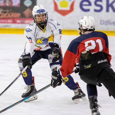 🏒 Uzvara saspringtā spēlē! HS Kurbads U-17 gūst uzvaru pār Prizma 08 ar rezultātu 2:1!🔥