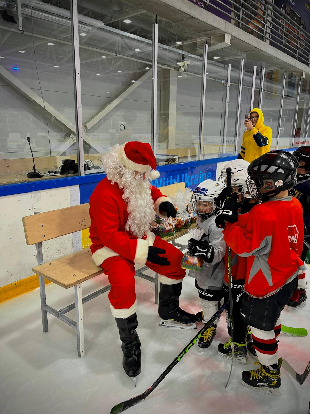 HS Kurbads audzēkņi aizvadīja ikgadējo Ziemassvētku ieskandināšanas pasākumu!🎅🎄